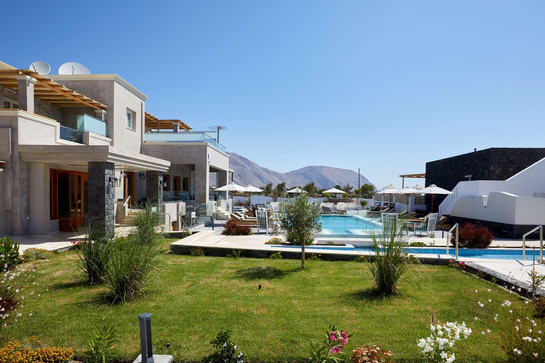 Sea Breeze Santorini Beach Resort, Curio Collectio, photo 98 of 191