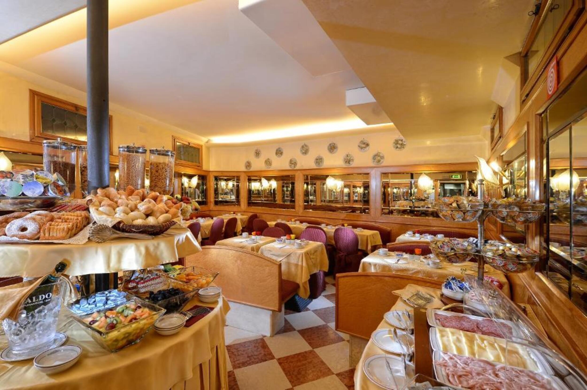 Rialto Hotel, photo 11 of 13