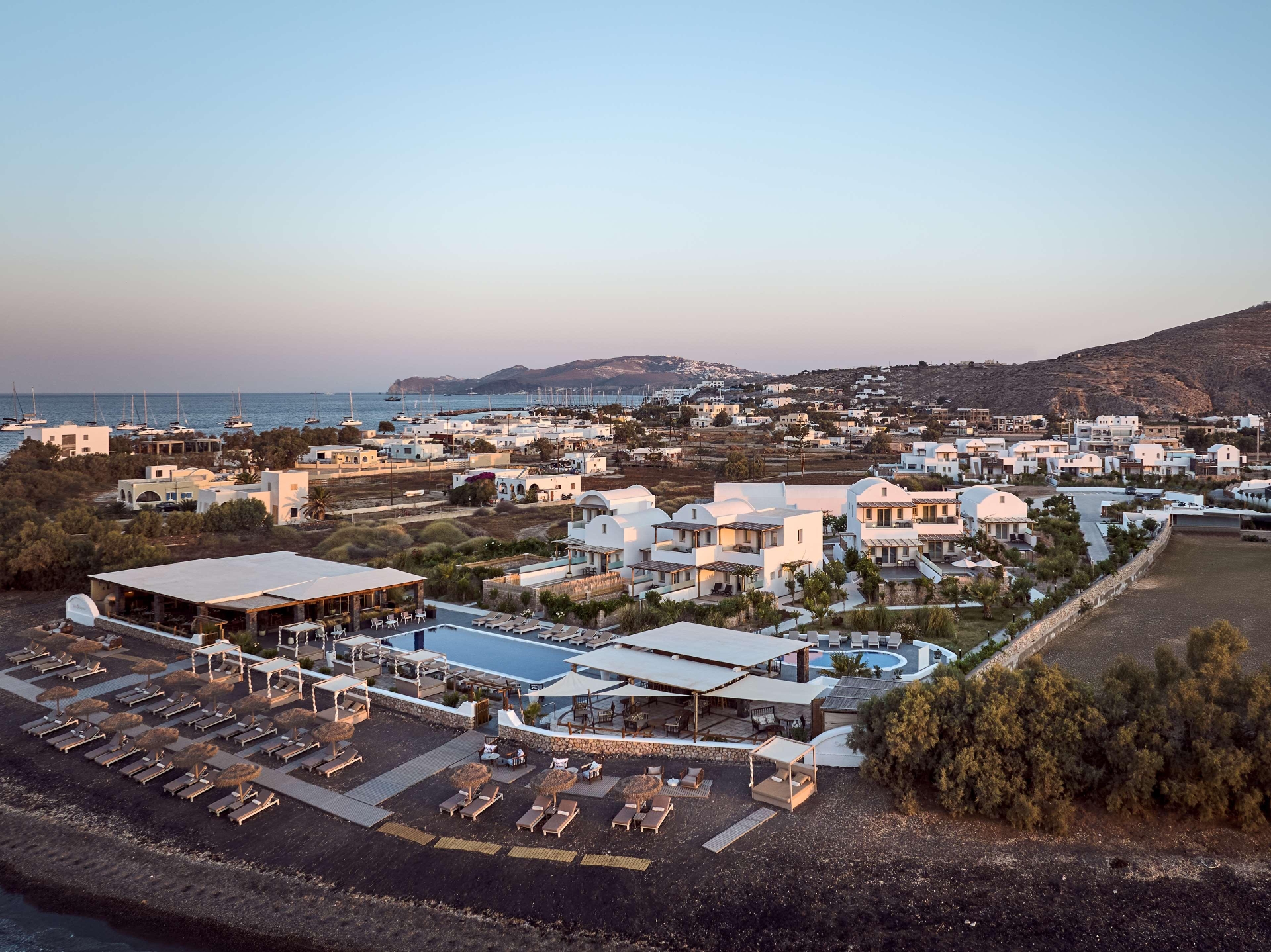 Sea Breeze Santorini Beach Resort, Curio Collectio, photo 39 of 191