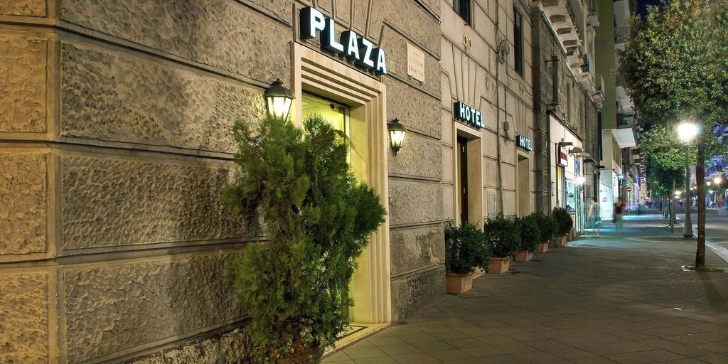 Plaza, photo 1 of 29