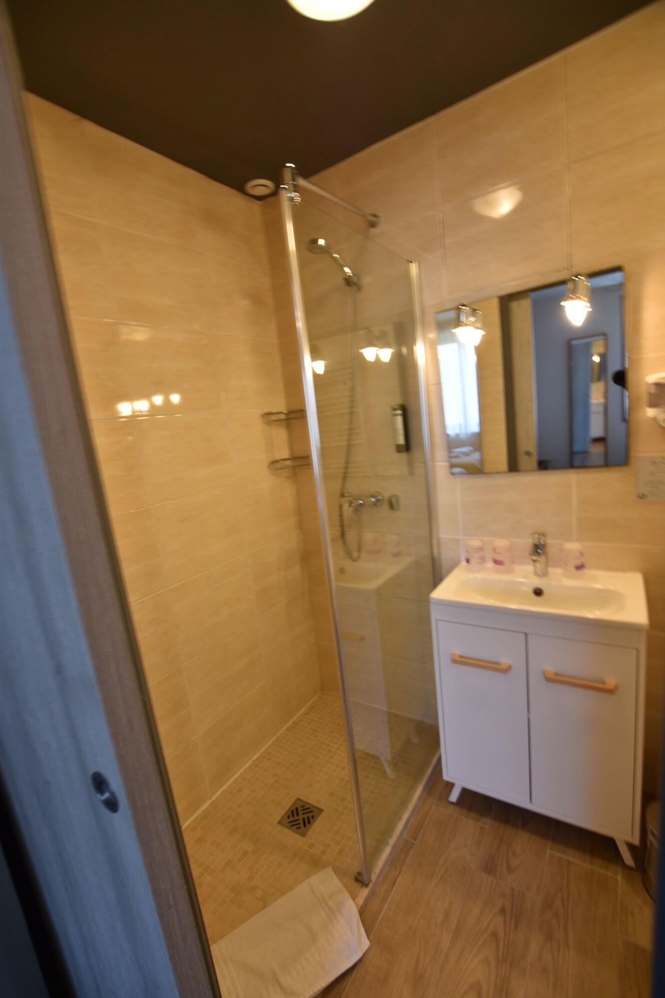Hotel Le Bayeux, photo 28 of 75