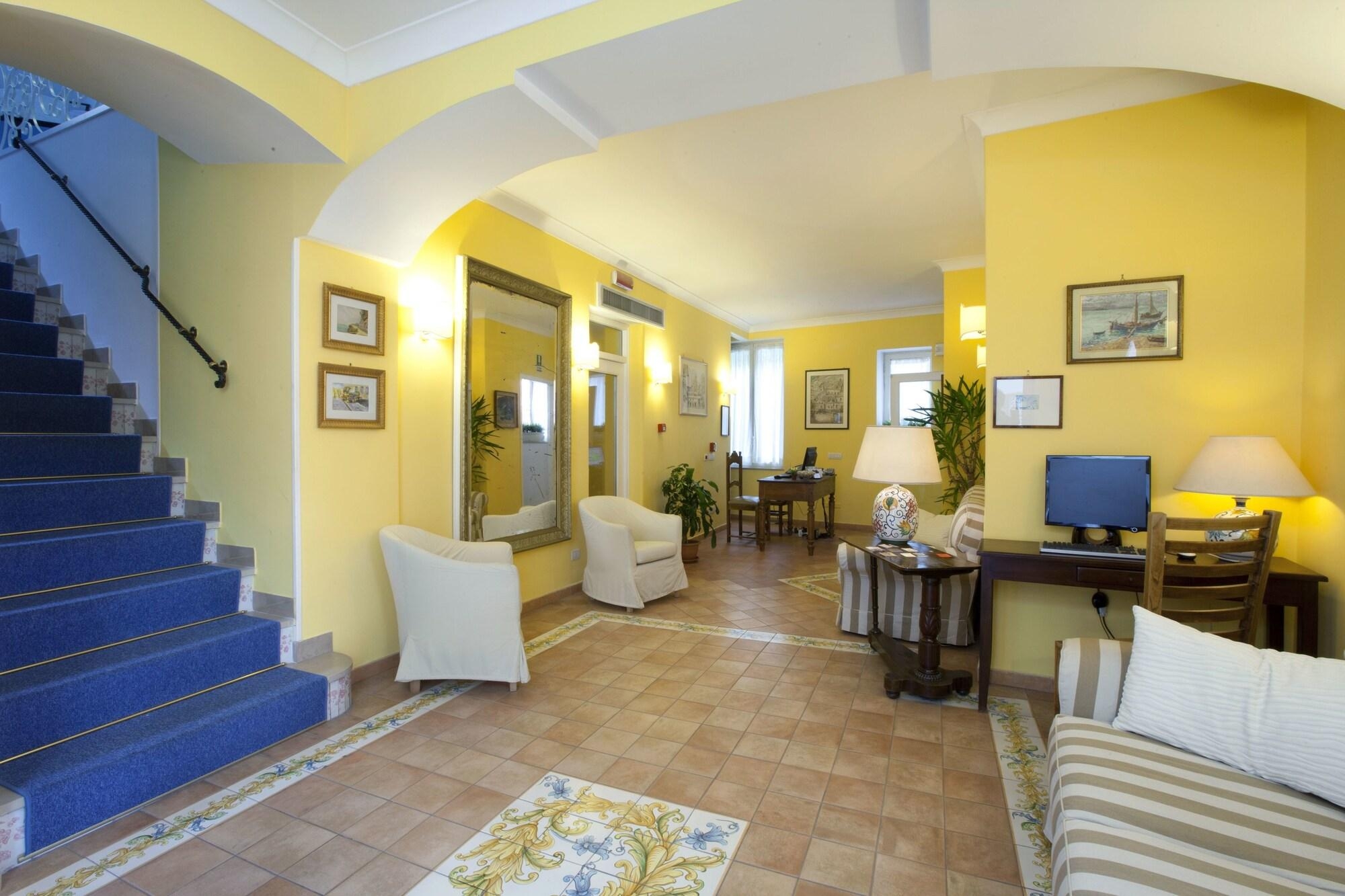 Hotel Bougainville, photo 7 of 82
