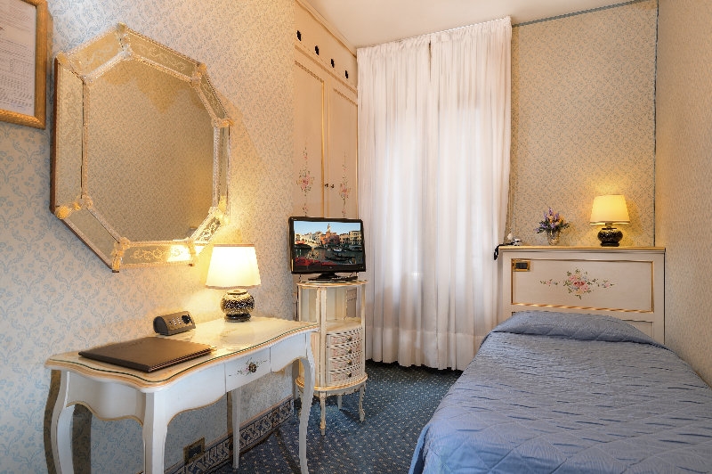 Rialto Hotel, photo 8 of 13