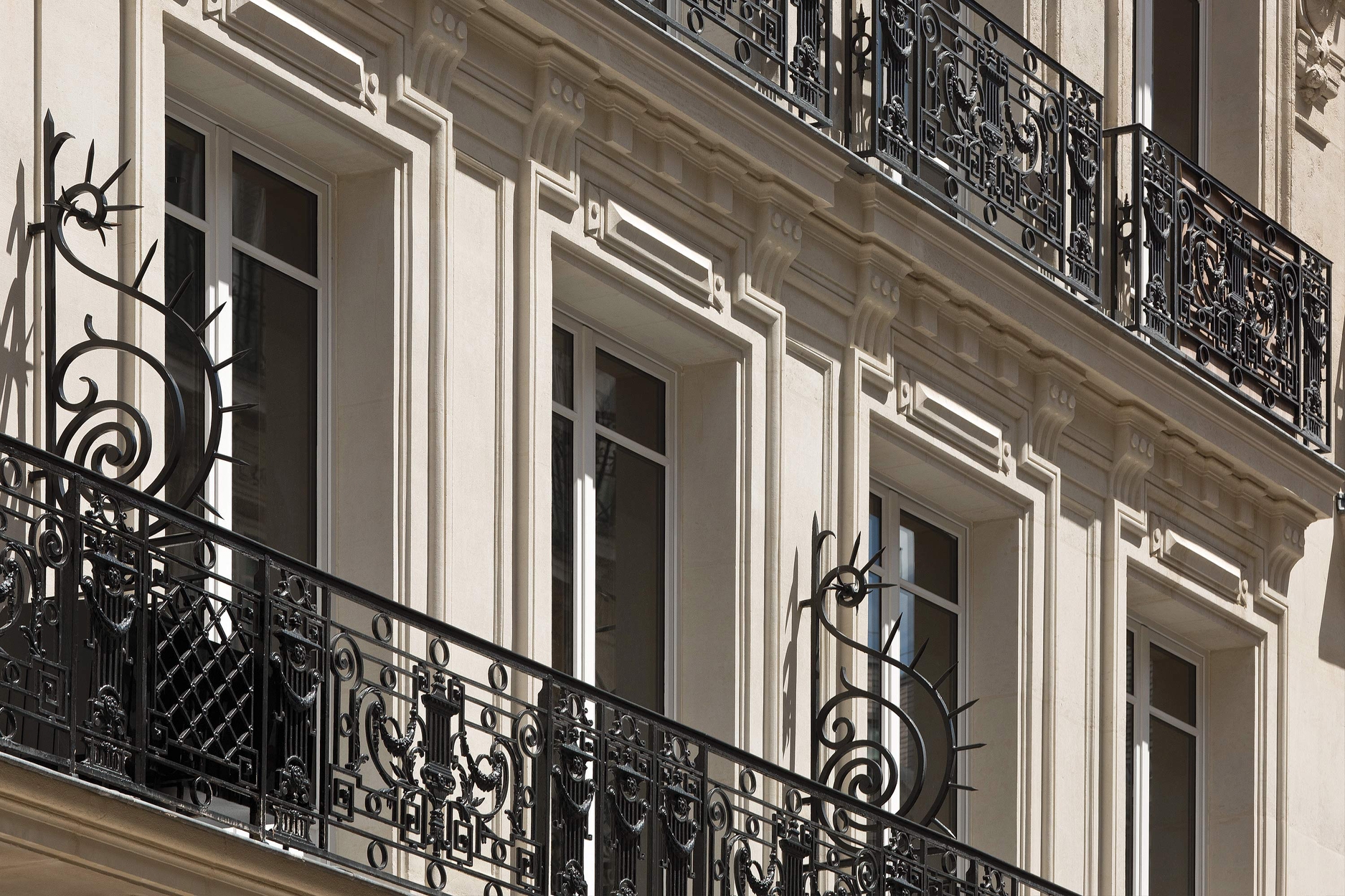 La Demeure Montaigne hotel exterior