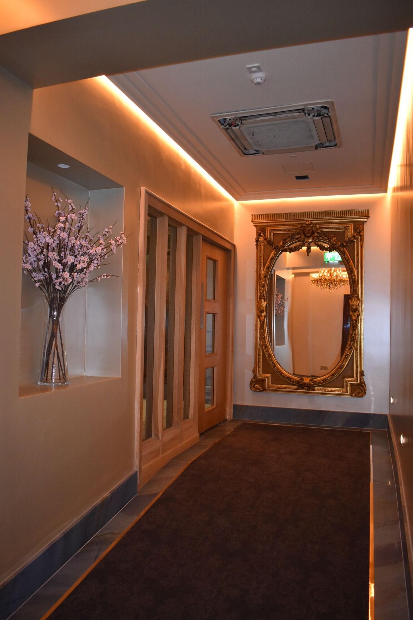 Victoria Hotel, photo 13 of 45