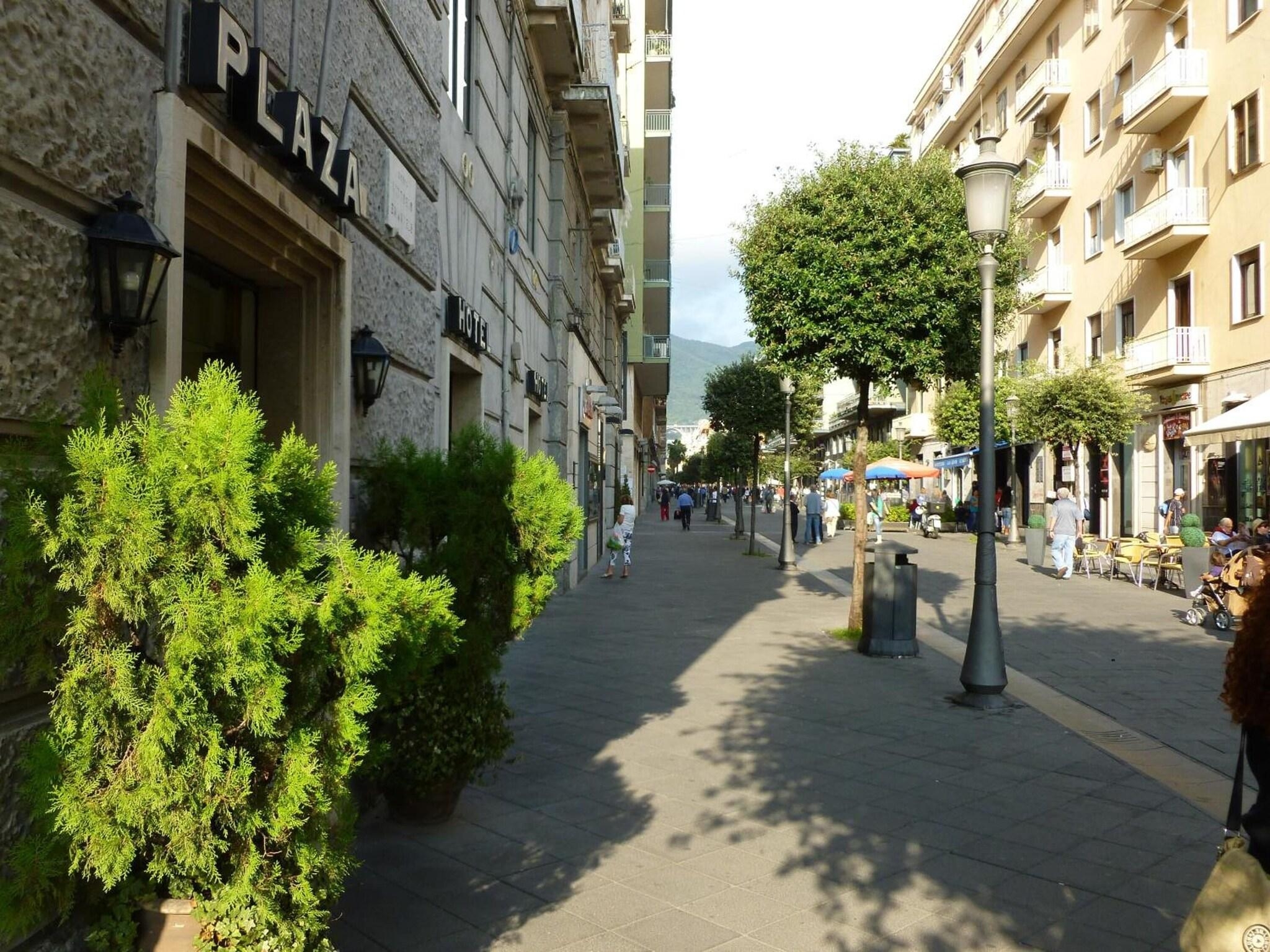Plaza, photo 4 of 29