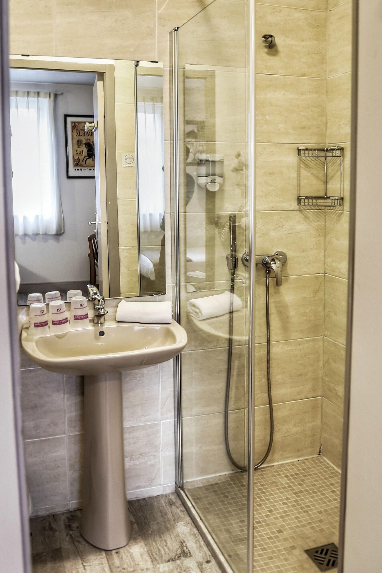 Hotel Le Bayeux, photo 22 of 75